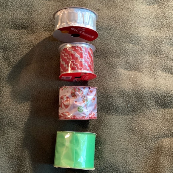 Lot of 22 new Christmas ribbon rolls. Various sizes, colors and patterns. - Picture 4 of 5